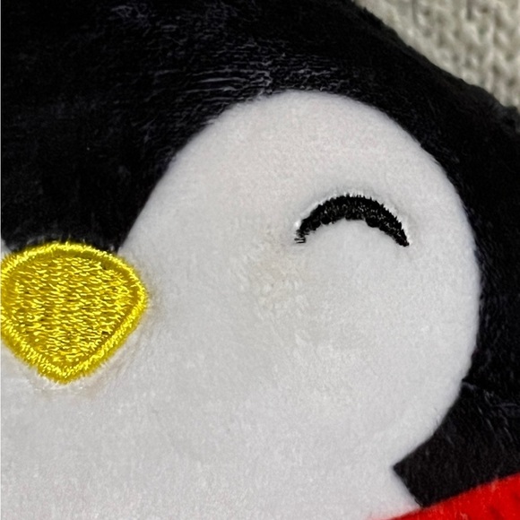 NWT 4.5" Luna the Penguin Christmas Squishmallow - Picture 4 of 4